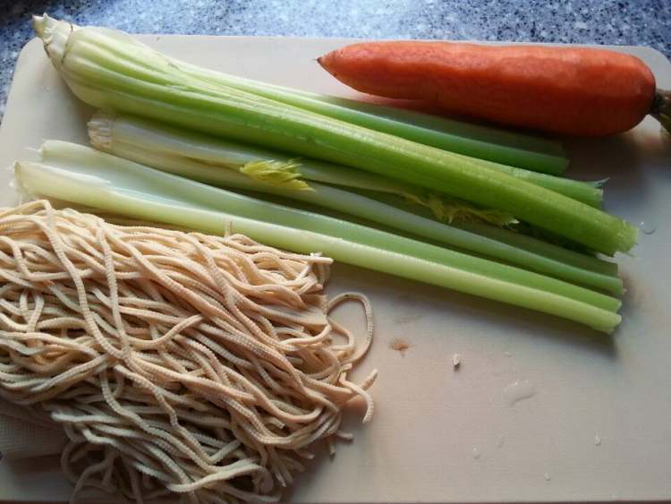 西芹炒豆腐丝步骤1