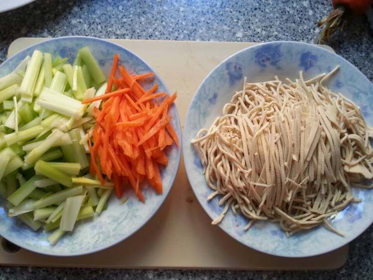 西芹炒豆腐丝步骤2