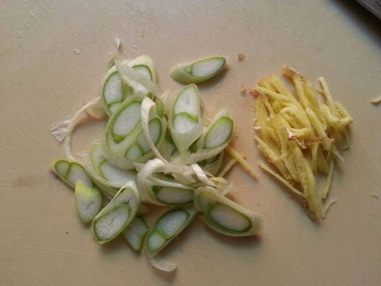 西芹炒豆腐丝步骤3