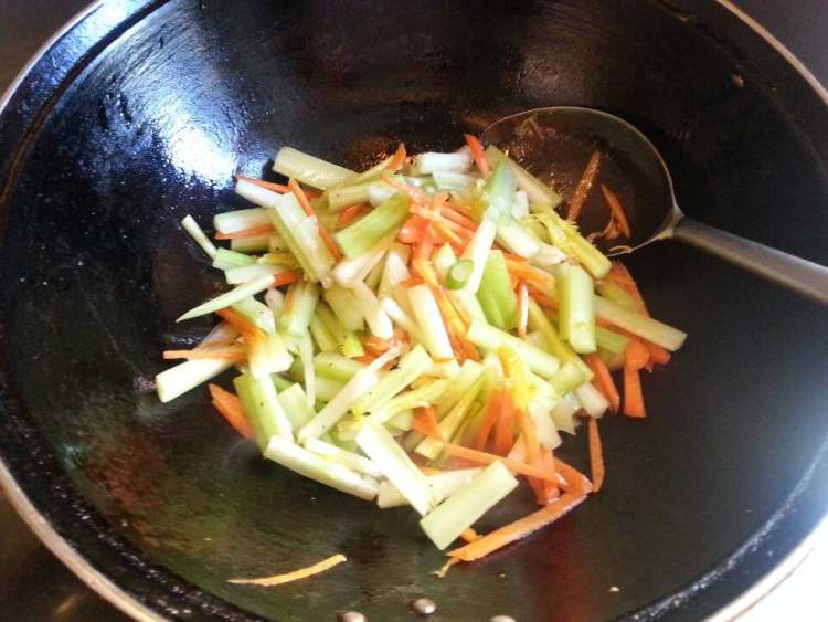 西芹炒豆腐丝步骤4