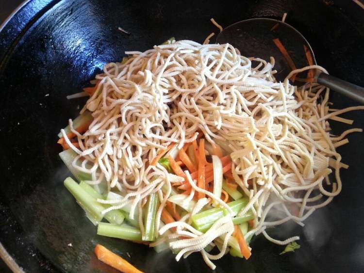 西芹炒豆腐丝步骤5