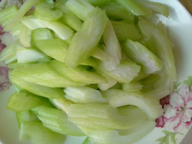 西芹炒香菇步骤4
