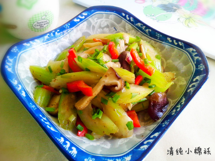 西芹炒香菇步骤12