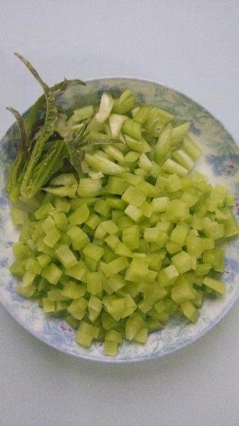 翡翠莴笋丁步骤2