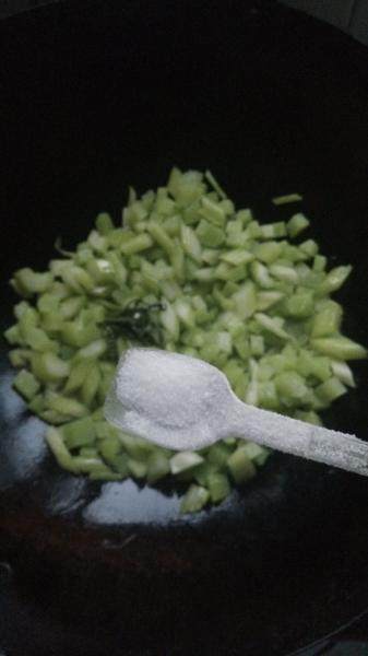 翡翠莴笋丁步骤6