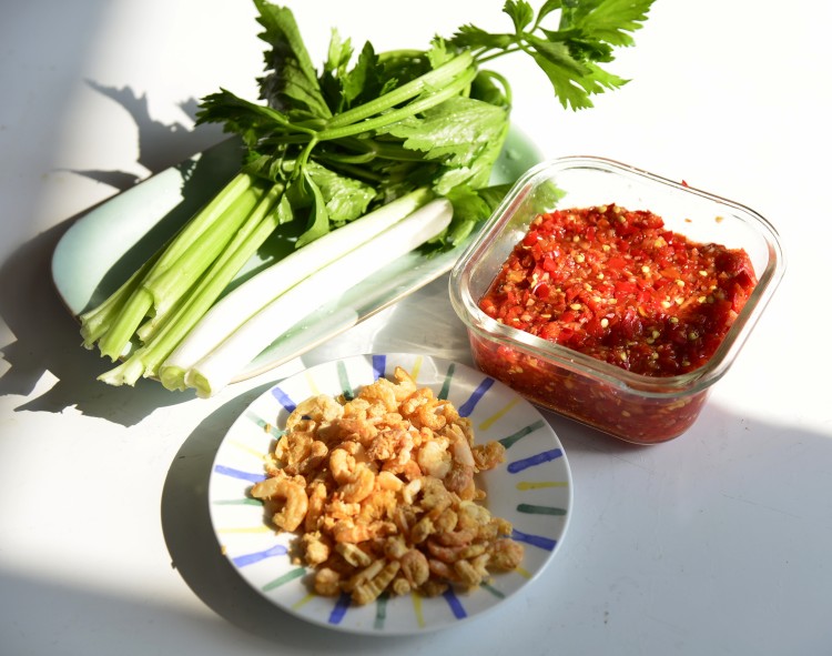 剁椒金钩芹菜步骤1