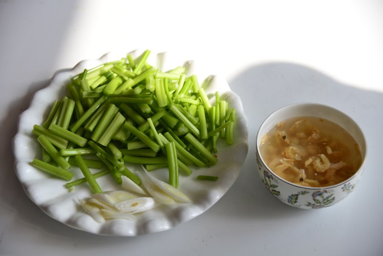 剁椒金钩芹菜步骤2