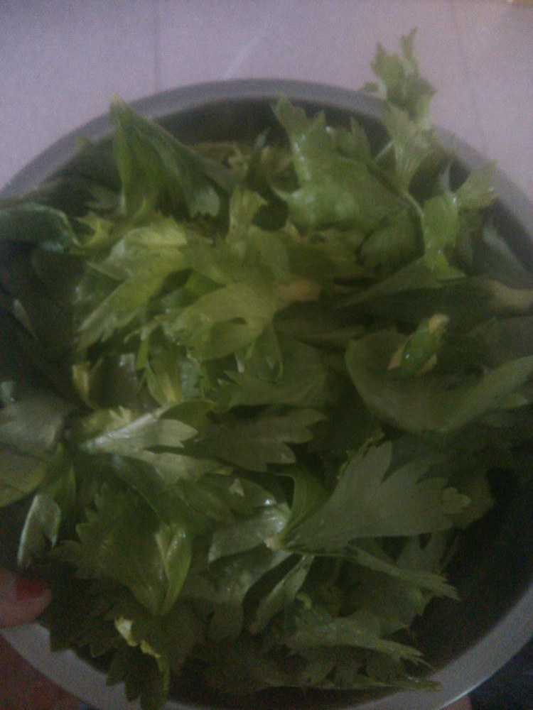 蒸芹菜叶步骤1