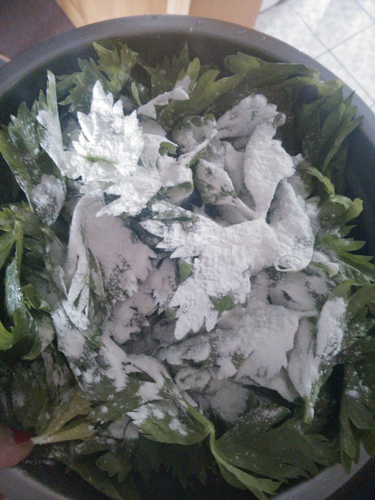 蒸芹菜叶步骤2