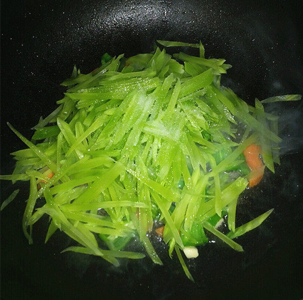 莴笋炒肉丝步骤8
