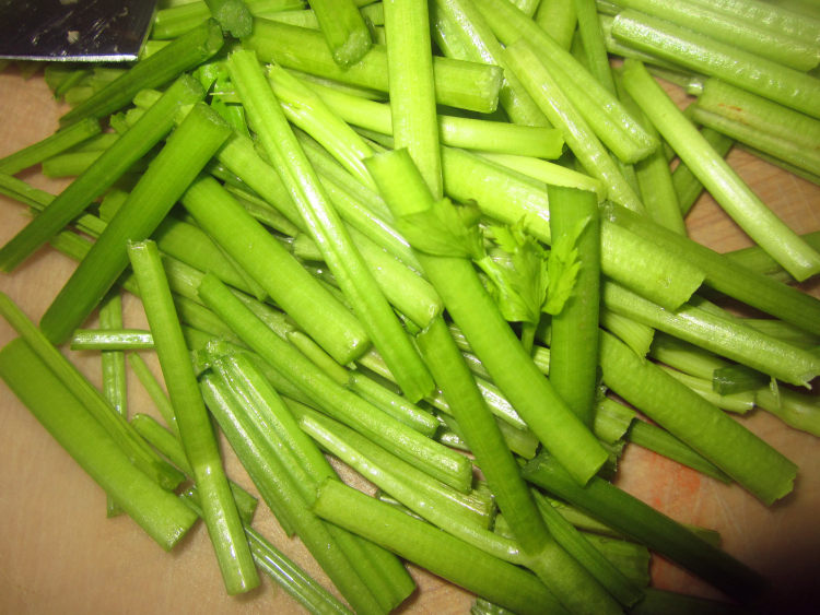 金丝芹银芽肉丝步骤2