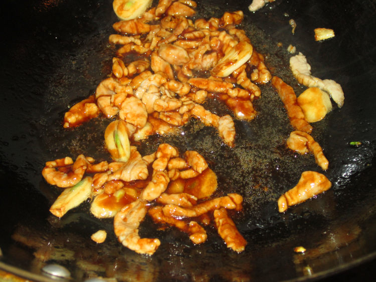 金丝芹银芽肉丝步骤7