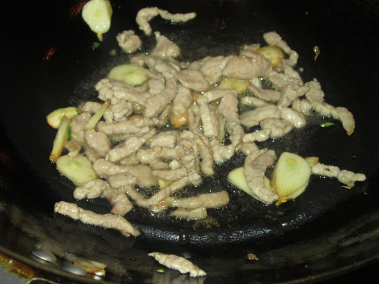 金丝芹银芽肉丝步骤6