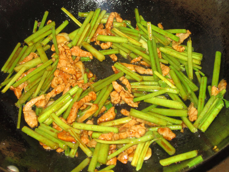 金丝芹银芽肉丝步骤8