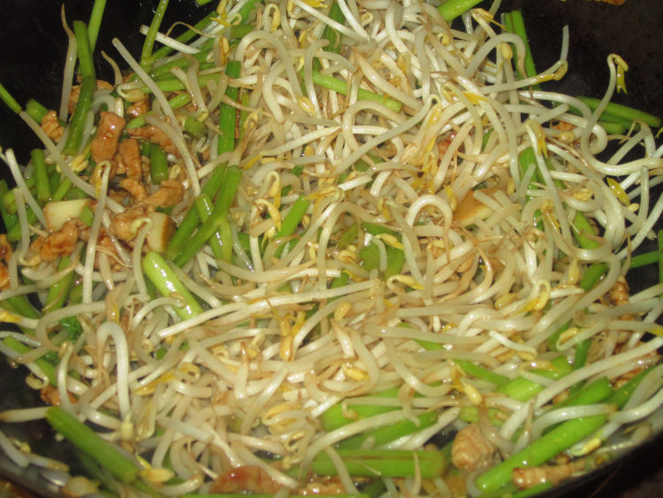 金丝芹银芽肉丝步骤9