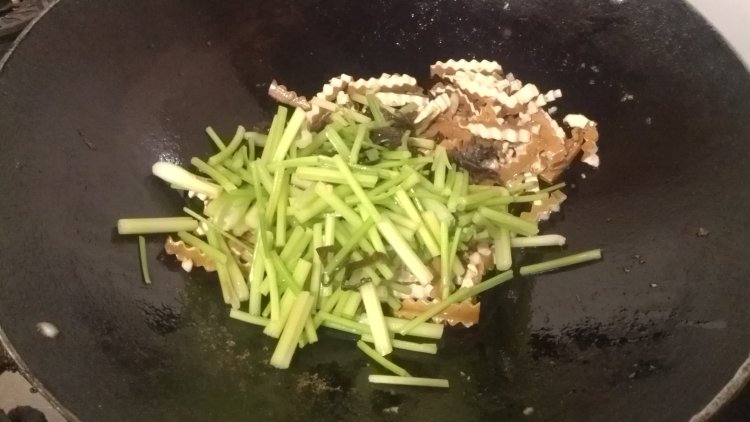 香芹炒香干步骤5