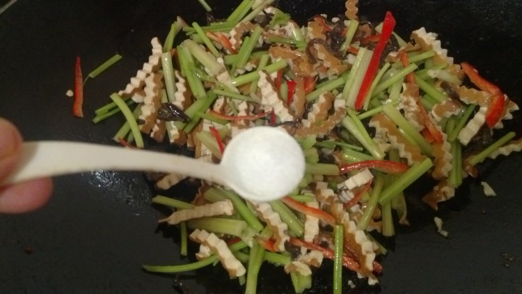 香芹炒香干步骤7