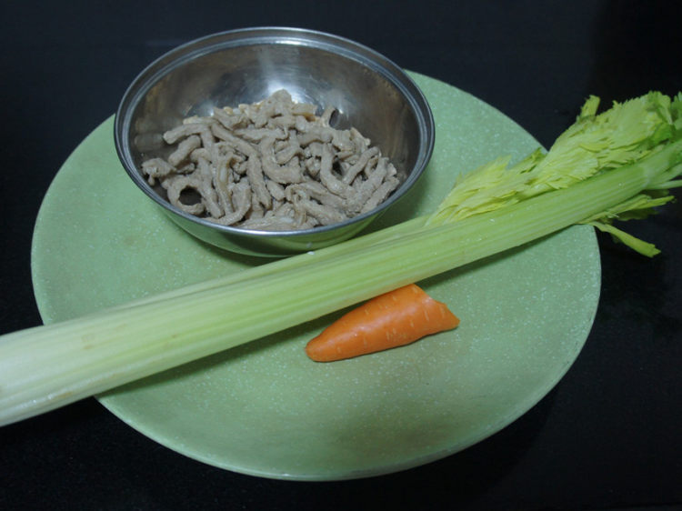 西芹炒肉丝步骤1