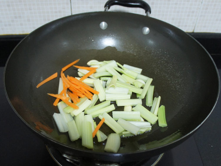 西芹炒肉丝步骤4