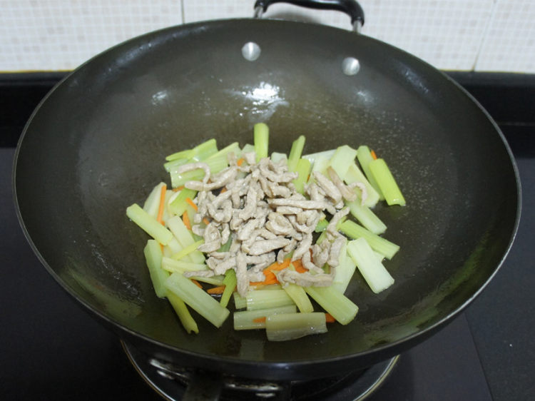 西芹炒肉丝步骤5