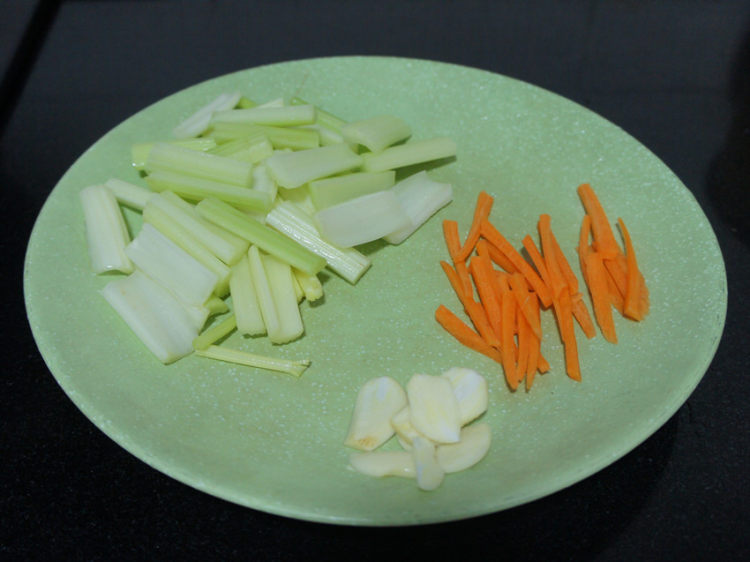 西芹炒肉丝步骤2