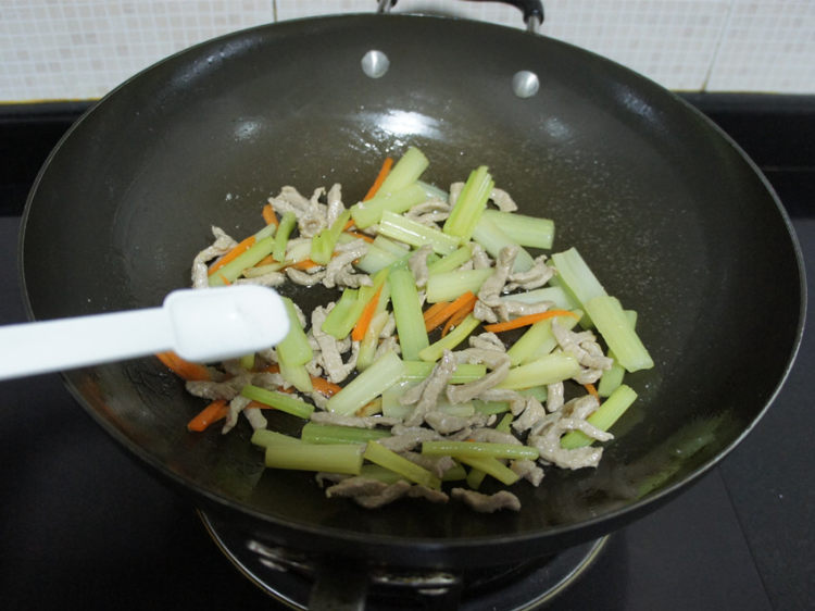 西芹炒肉丝步骤6