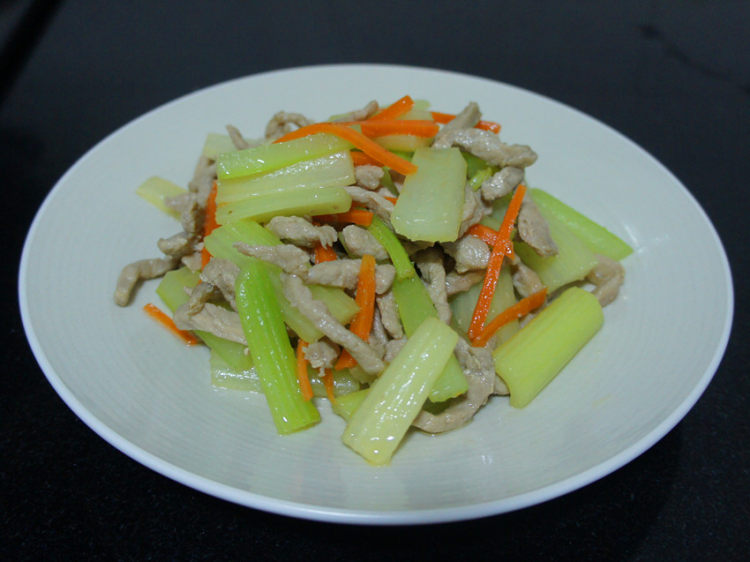 西芹炒肉丝步骤7