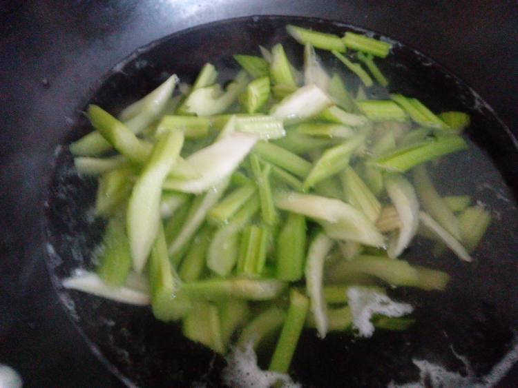 芹菜炒藕丁步骤3