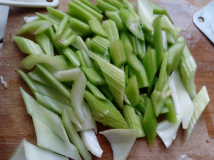 芹菜炒藕丁步骤2