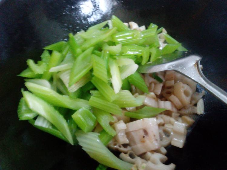 芹菜炒藕丁步骤7