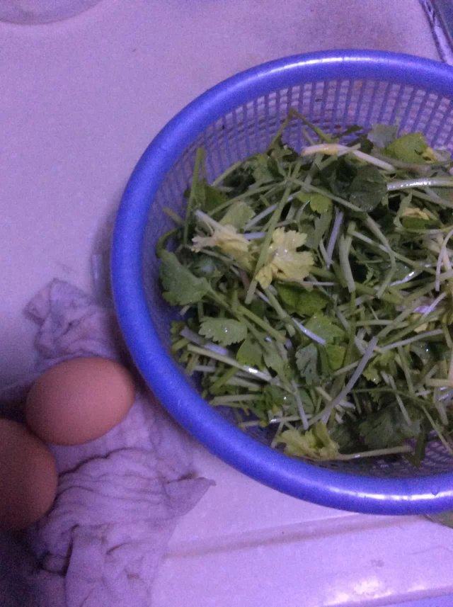 芹菜蛋皮步骤1