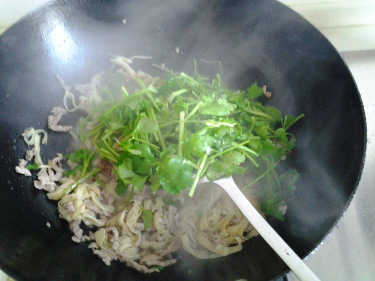 芹菜炒千张叶步骤5