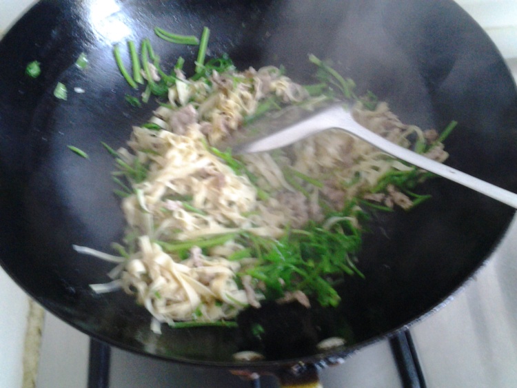 芹菜炒千张叶步骤6