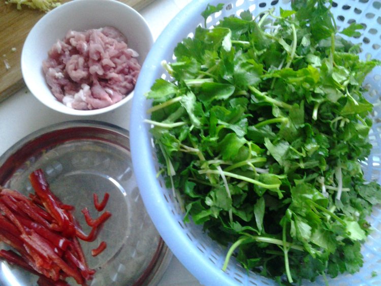 红椒芹菜炒肉丝步骤1