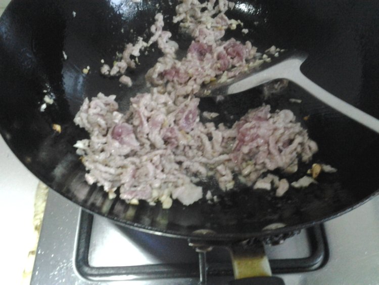 红椒芹菜炒肉丝步骤2