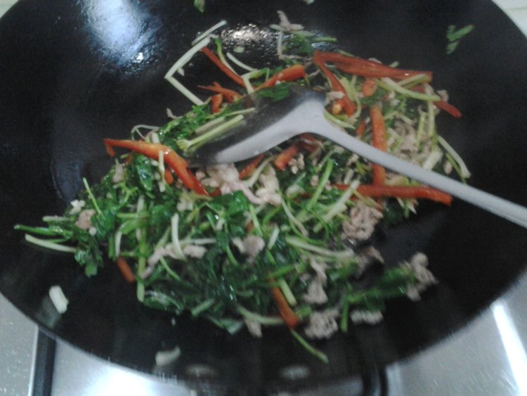 红椒芹菜炒肉丝步骤7