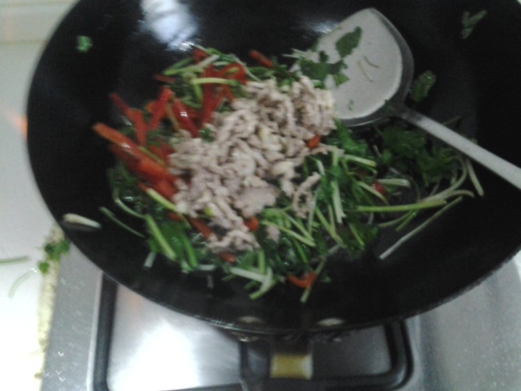红椒芹菜炒肉丝步骤6