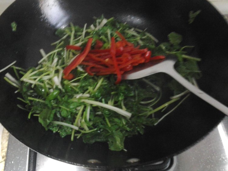 红椒芹菜炒肉丝步骤5