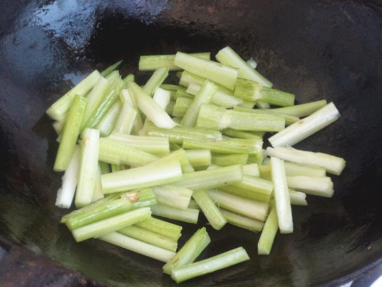 千页豆腐炒芹菜步骤5