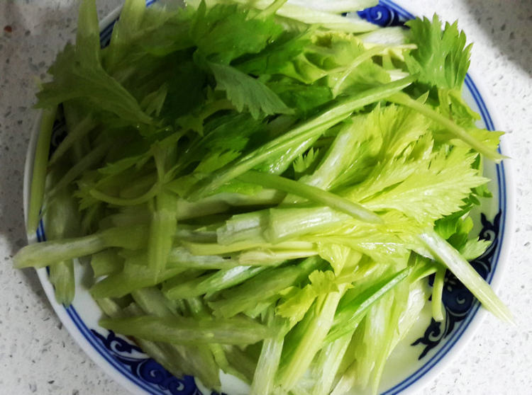 蚝油豆腐丝炒芹菜步骤1