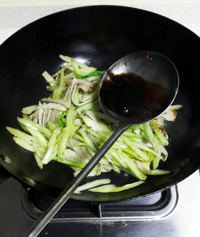 蚝油豆腐丝炒芹菜步骤9