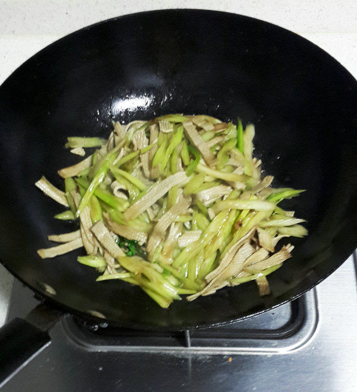 蚝油豆腐丝炒芹菜步骤10