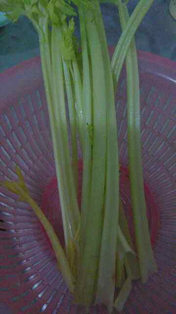 香芹炒花生步骤1