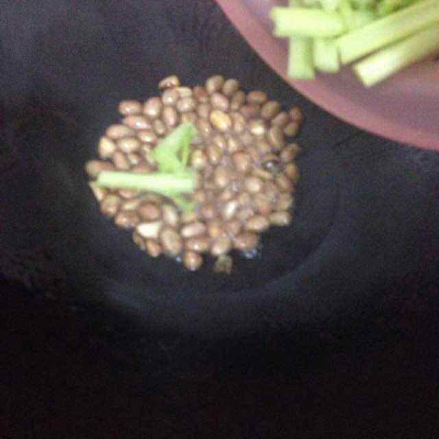 香芹炒花生步骤6