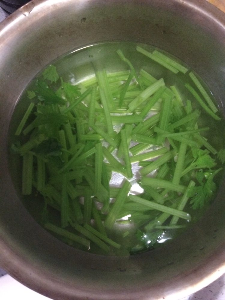 西芹拌双耳步骤1