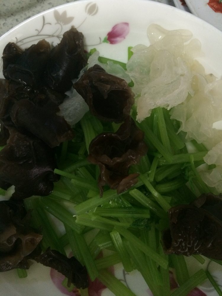 西芹拌双耳步骤4