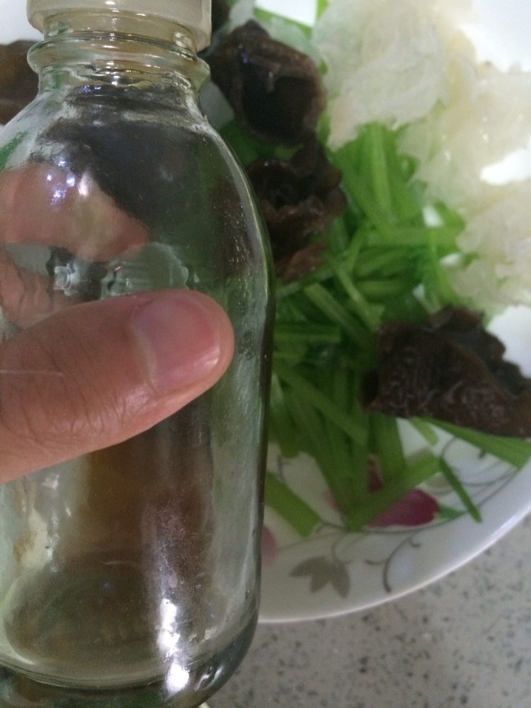 西芹拌双耳步骤6