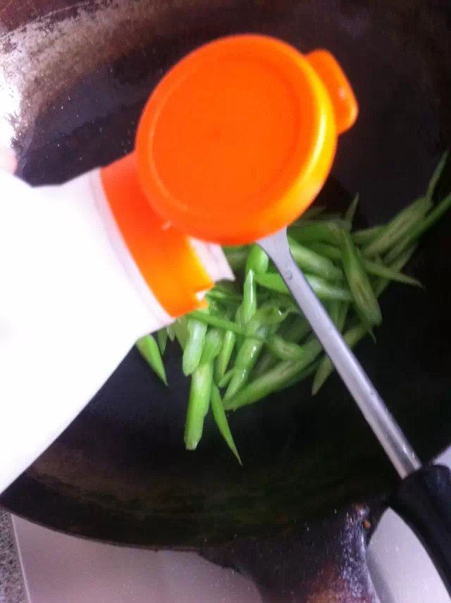 海米西芹步骤4