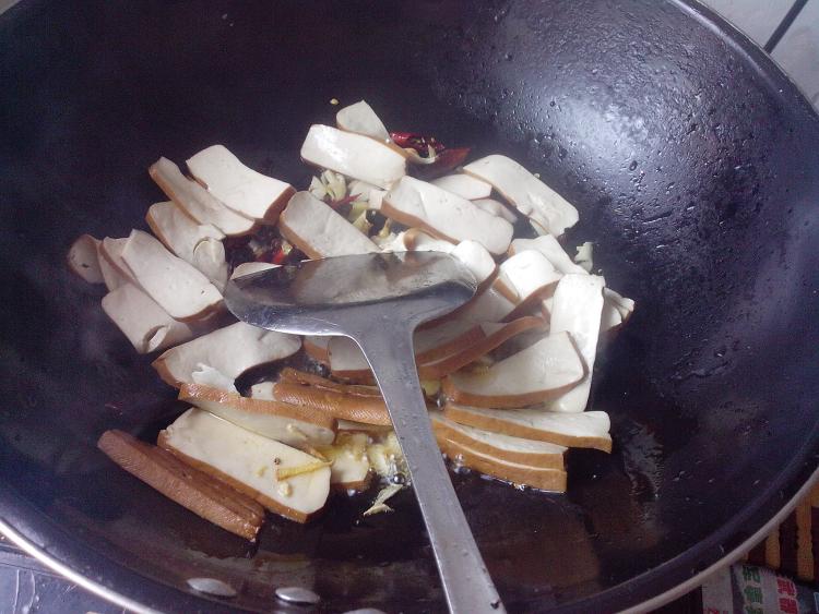 豆干炒芹菜步骤7