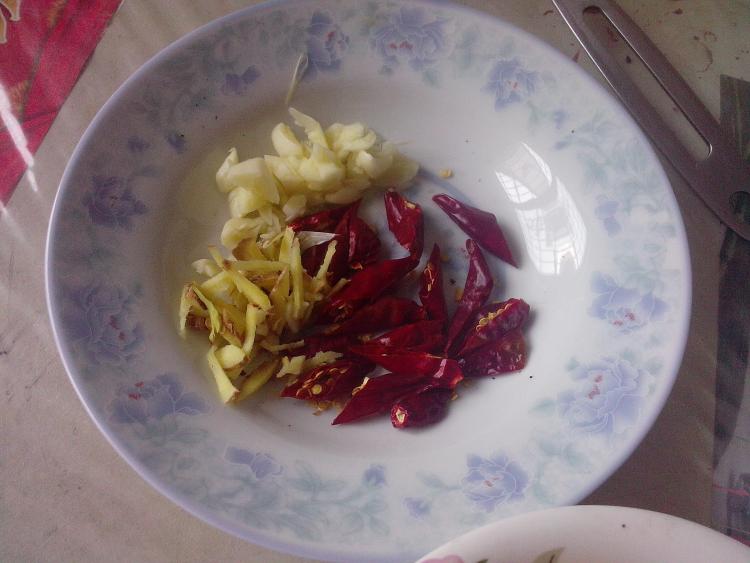 豆干炒芹菜步骤5